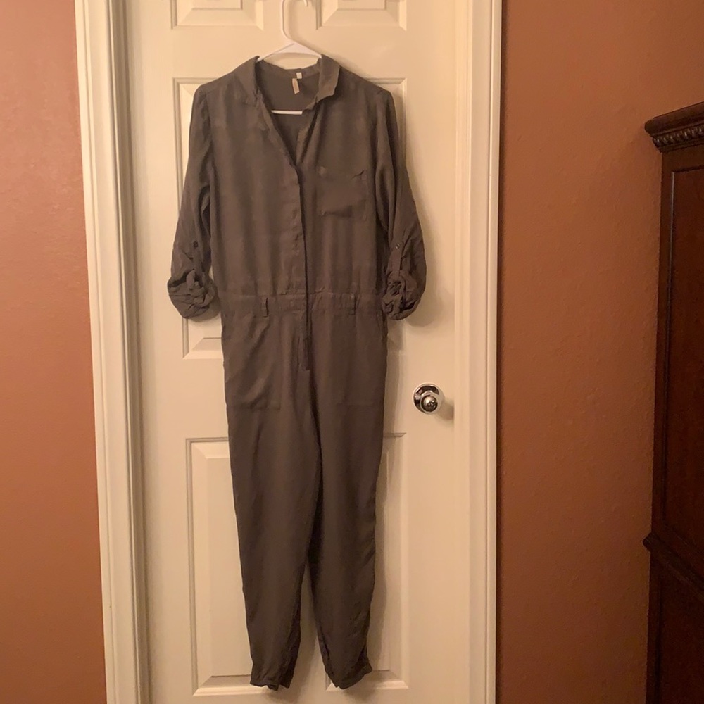 Elle CLO Women’s long sleeve Olive Green Jumpsuit . Size Large.